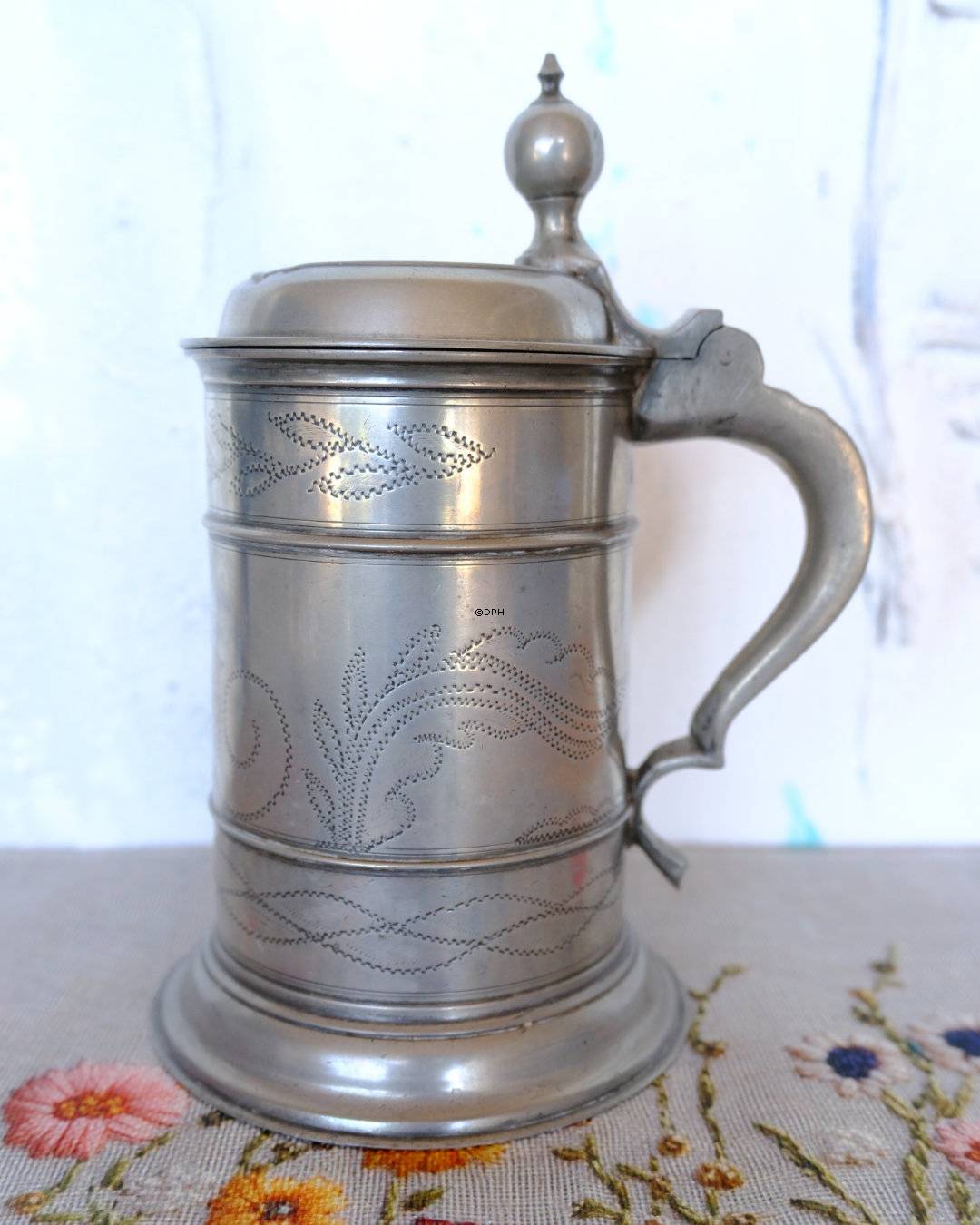 Tin krus med låg og hank