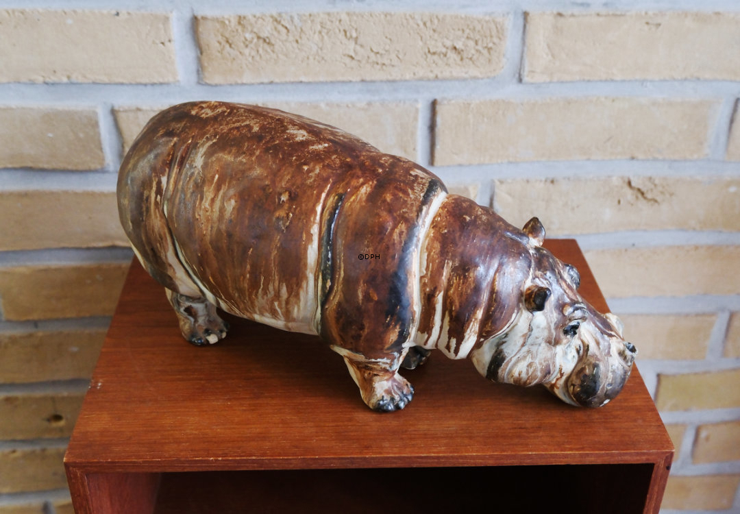 Arne Ingdam Keramik Flodhest, reparation ved øre