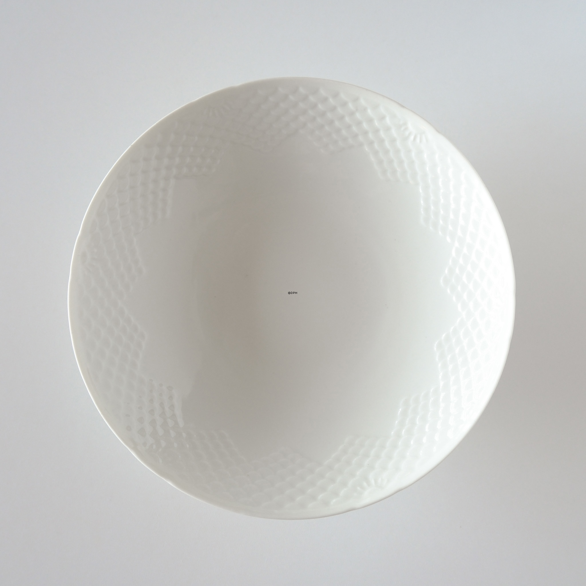 Hvid Elegance (med skelmønster som Mågestel) kagefad på fod (opsats)  nr. 206, Bing & Grøndahl