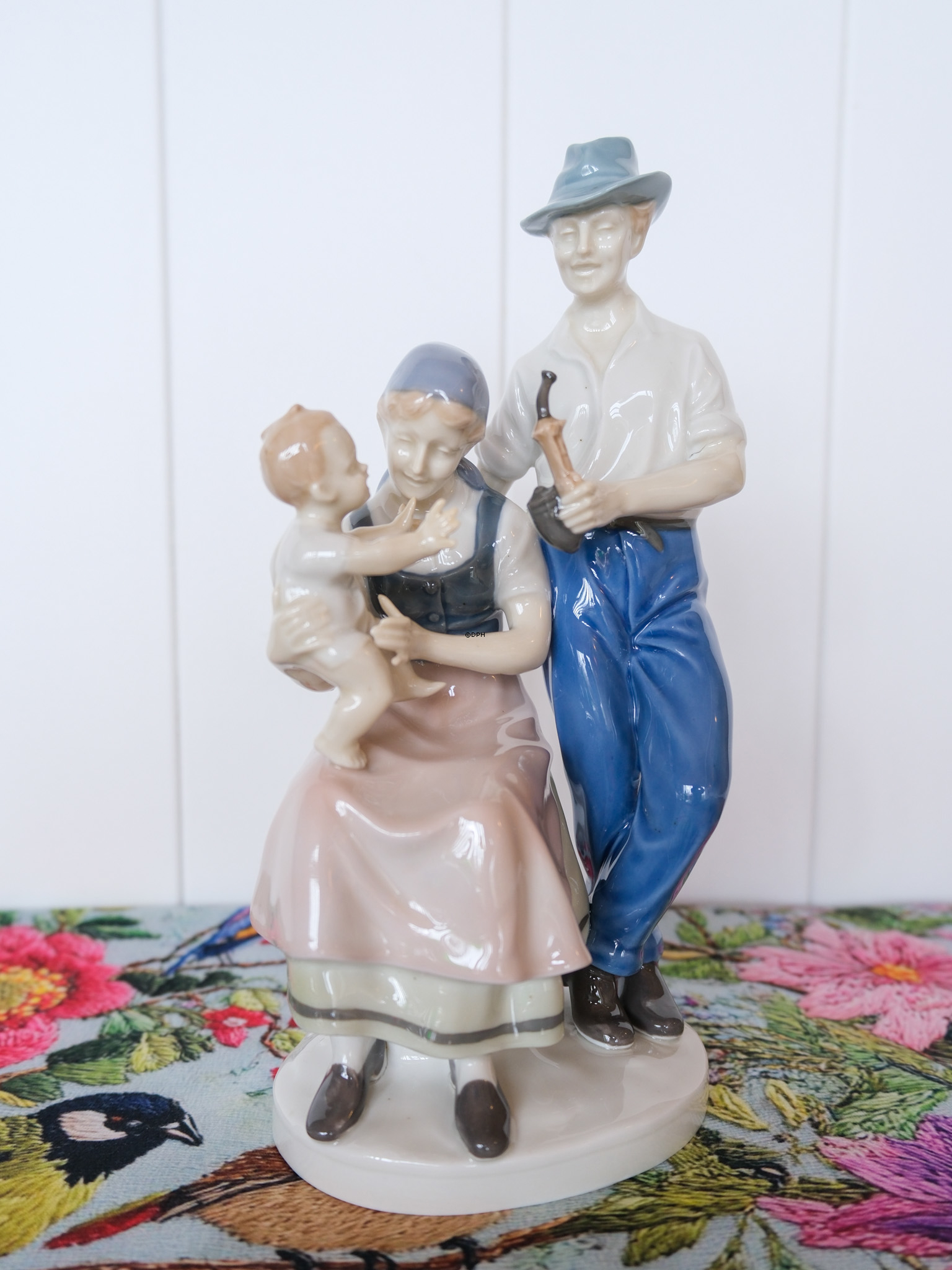 Familie, mor og far med baby, mærket GDR nr. 8834