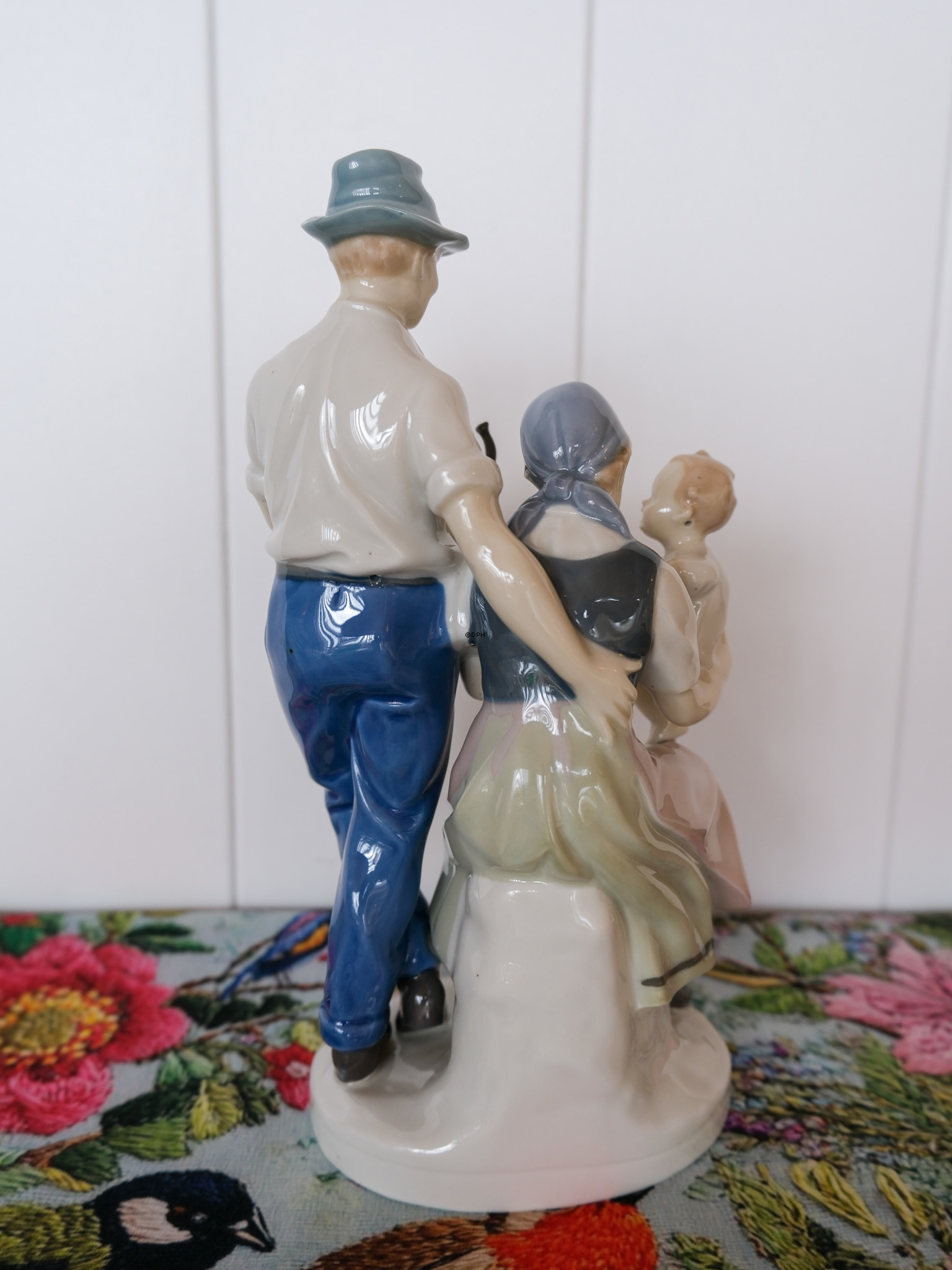 Familie, mor og far med baby, mærket GDR nr. 8834