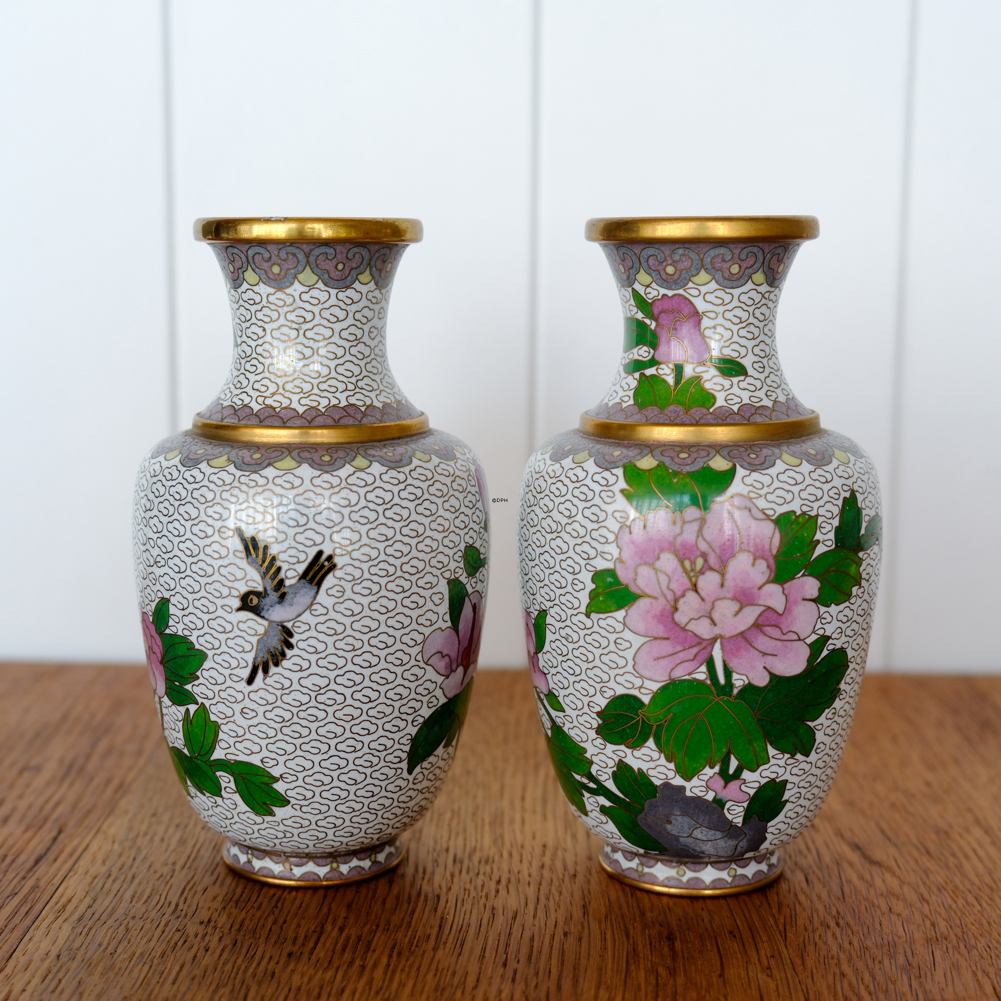 Kinesisk Cloisonne vaser, lyserød pæon på gråbeige baggrund, sæt af 2 stk.