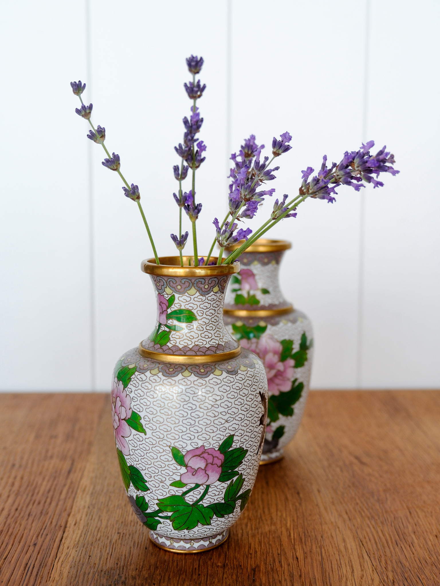 Kinesisk Cloisonne vaser, lyserød pæon på gråbeige baggrund, sæt af 2 stk.
