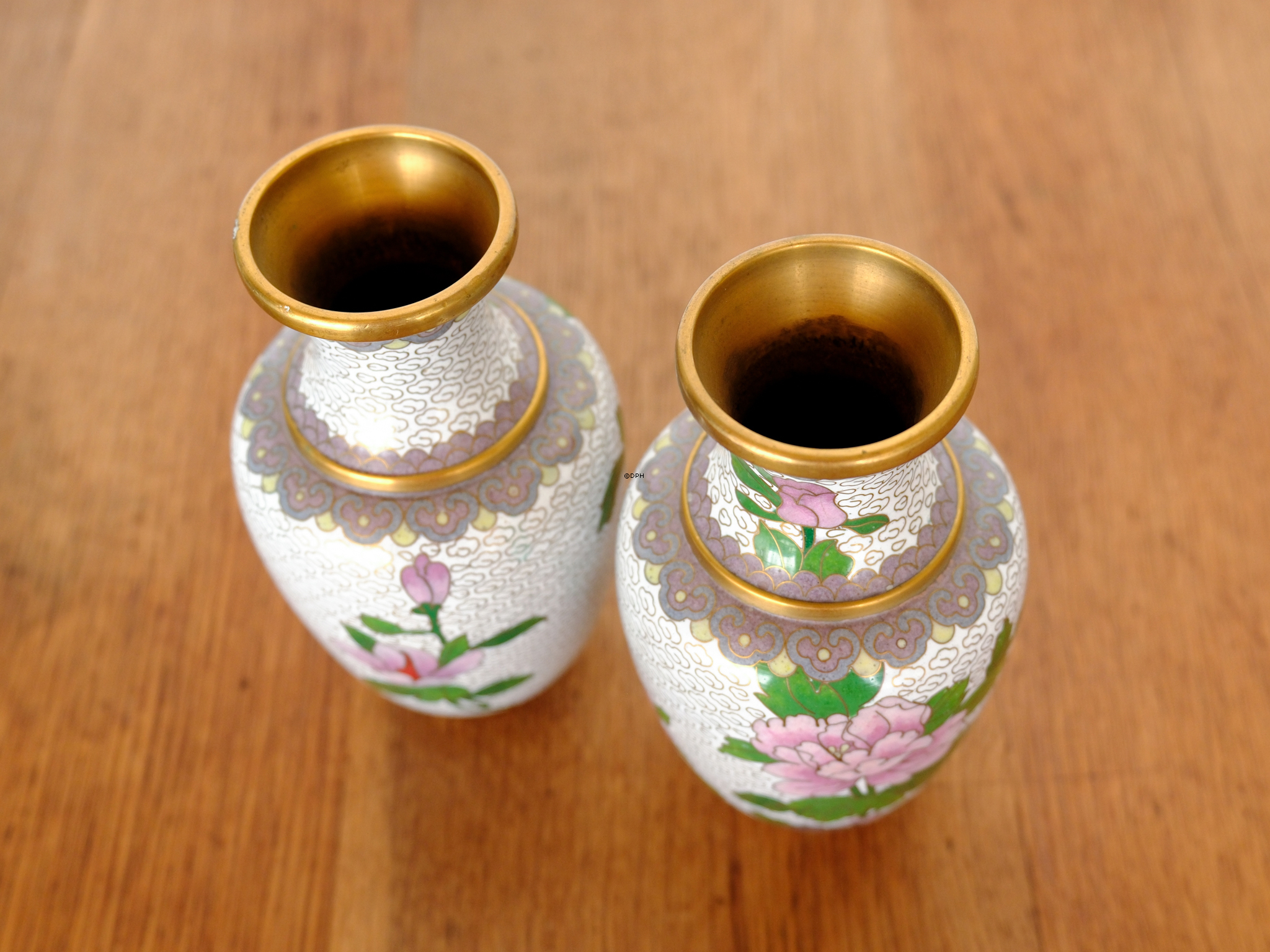 Kinesisk Cloisonne vaser, lyserød pæon på gråbeige baggrund, sæt af 2 stk.