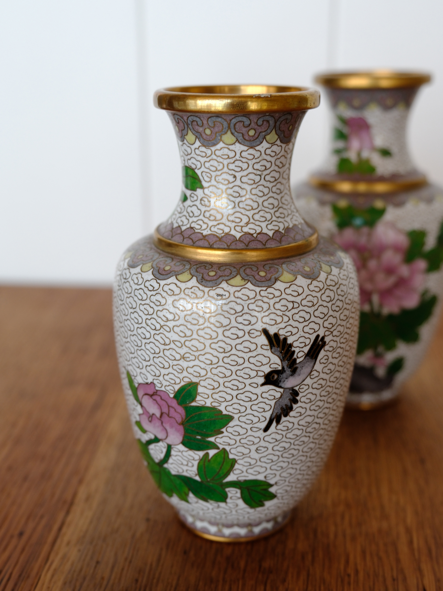 Kinesisk Cloisonne vaser, lyserød pæon på gråbeige baggrund, sæt af 2 stk.