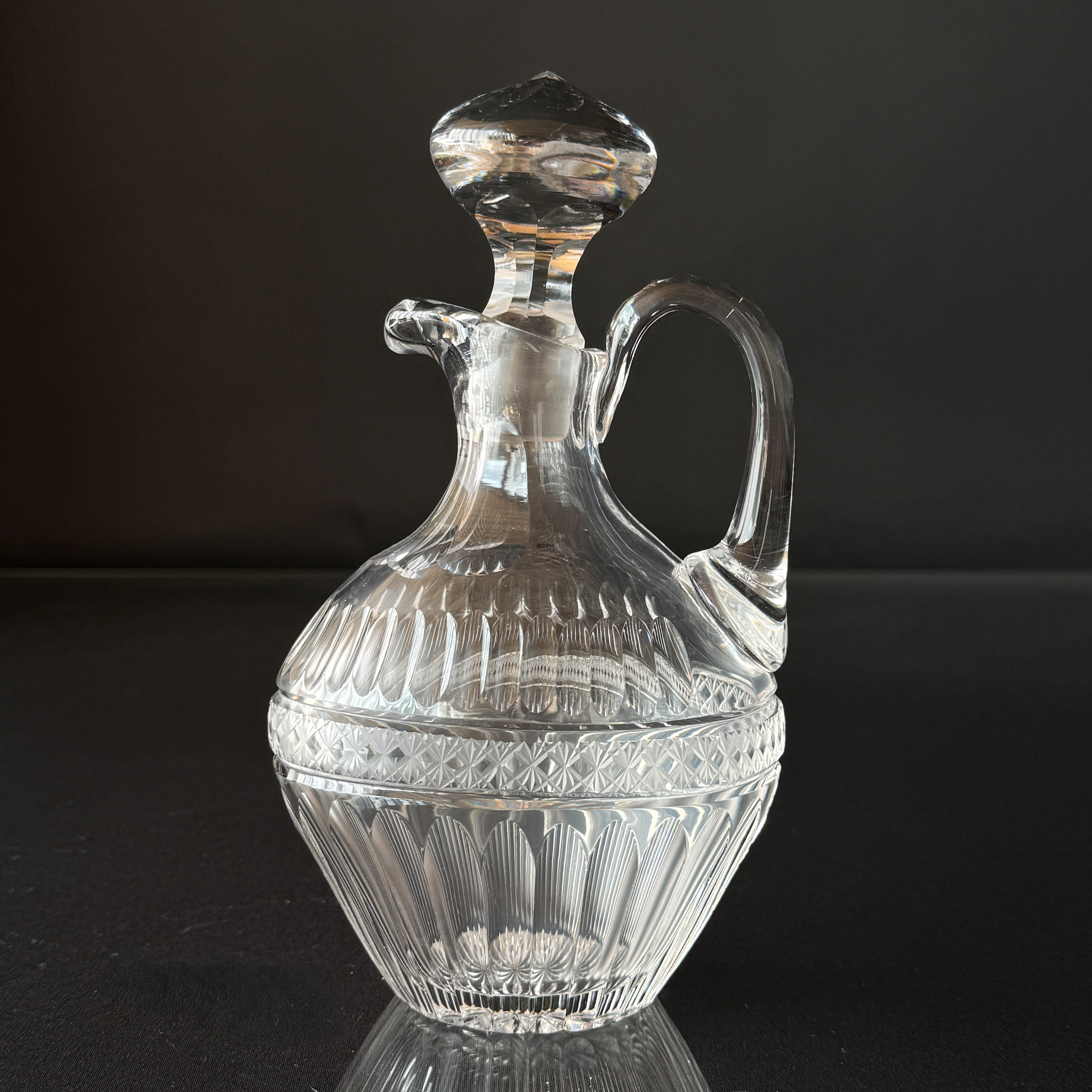 Karaffel i glas med slibninger på prop og fod