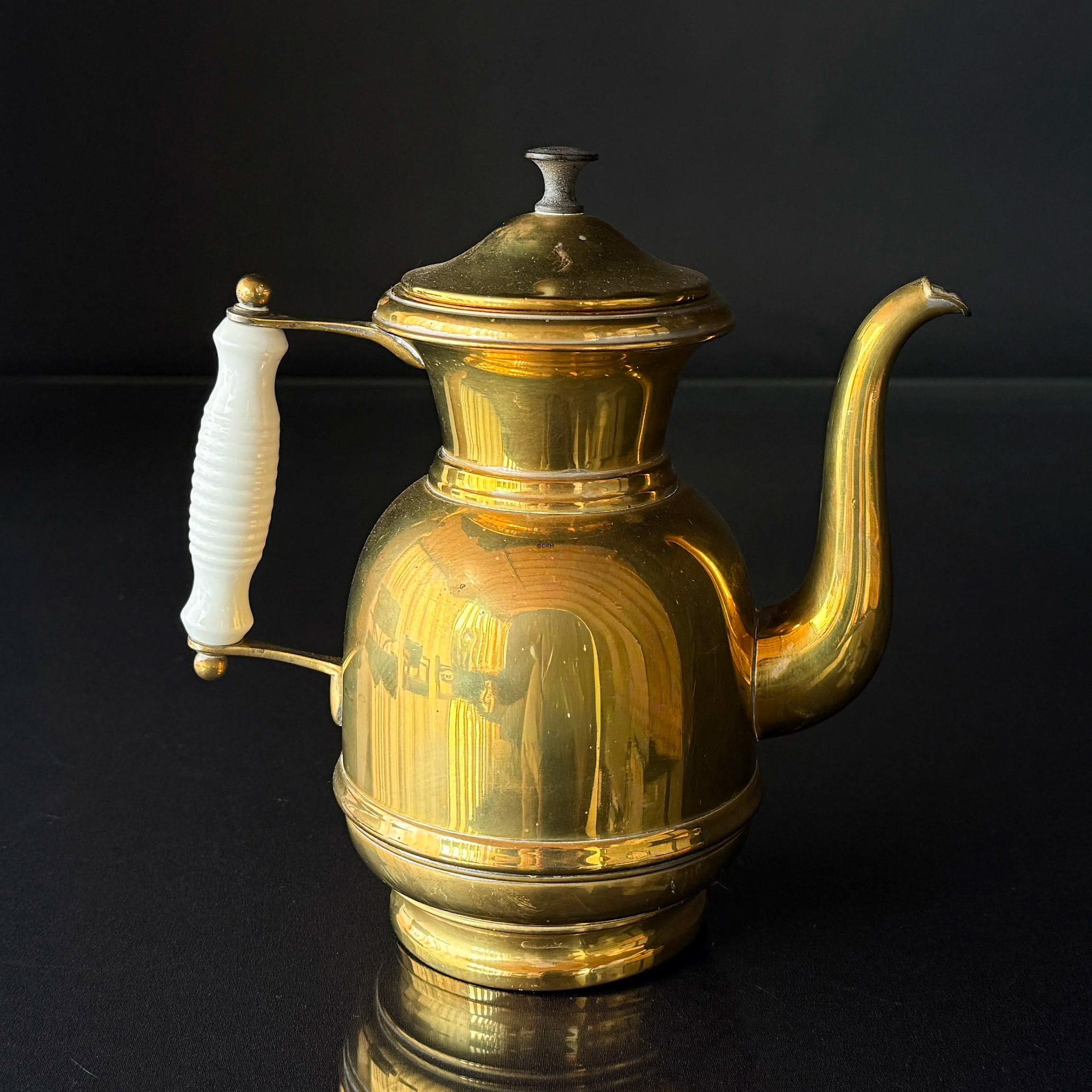 Kaffekande i messing med hvidt porcelænshåndtag