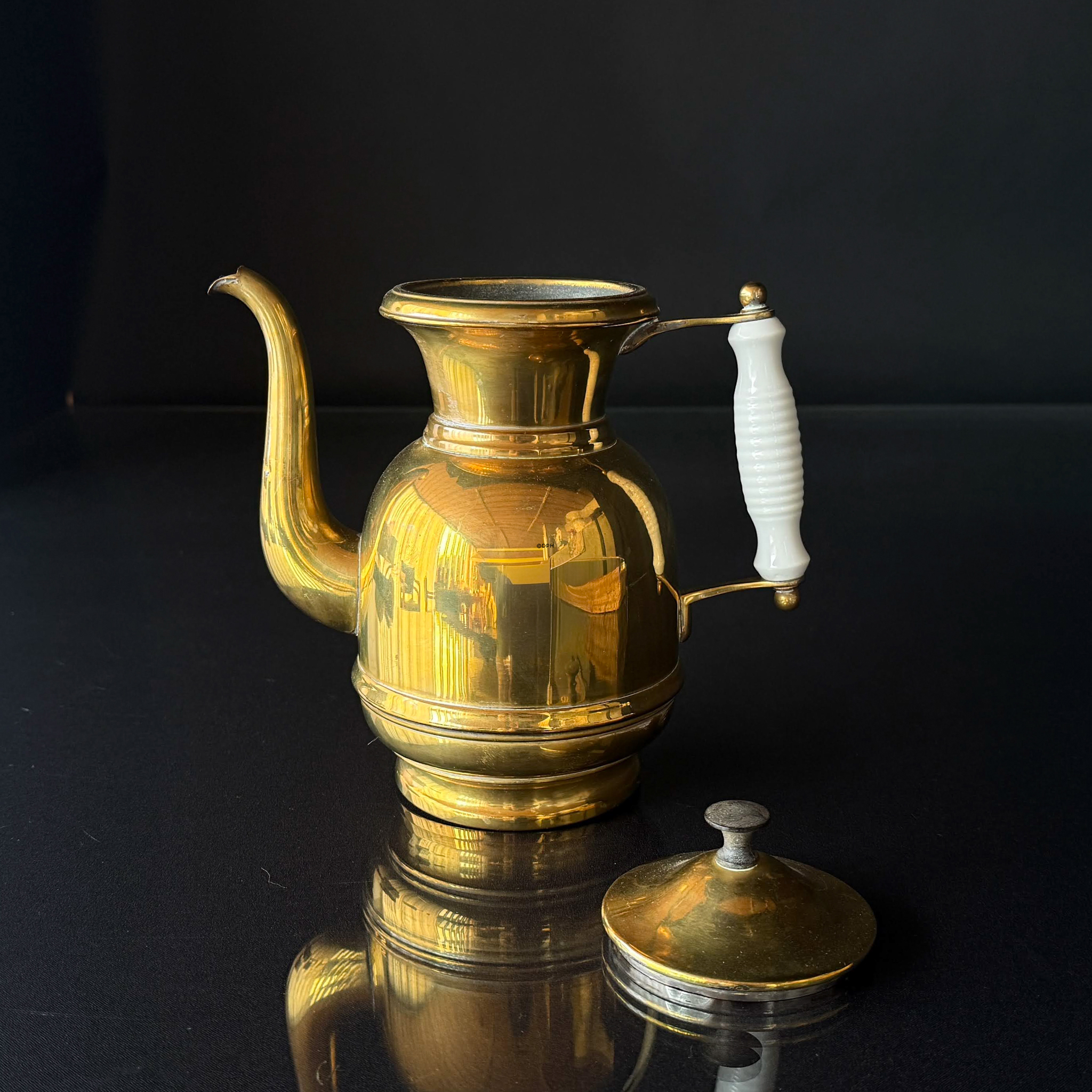 Kaffekande i messing med hvidt porcelænshåndtag