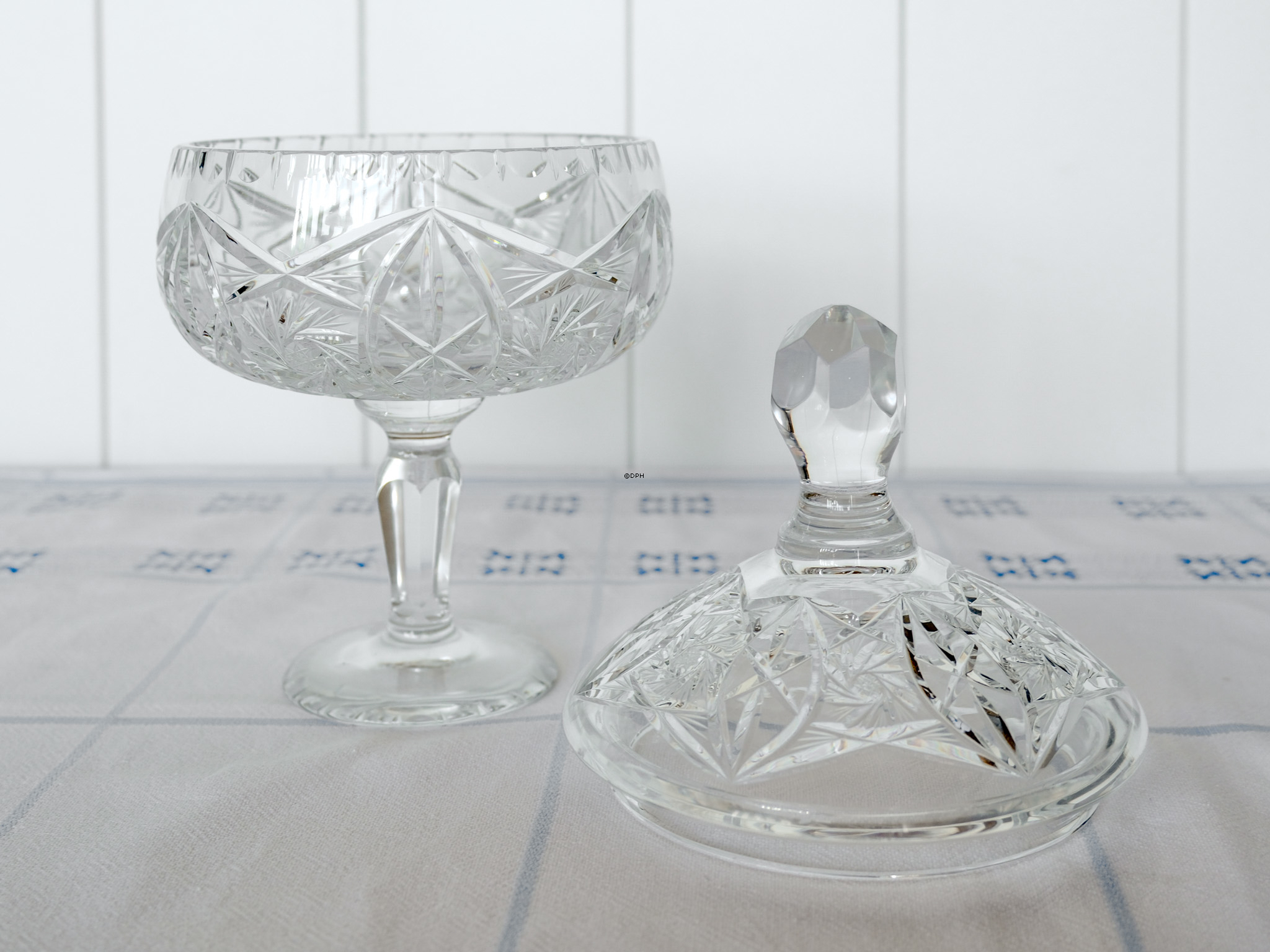 Bonbonniere på fod, krystal glas med slibninger