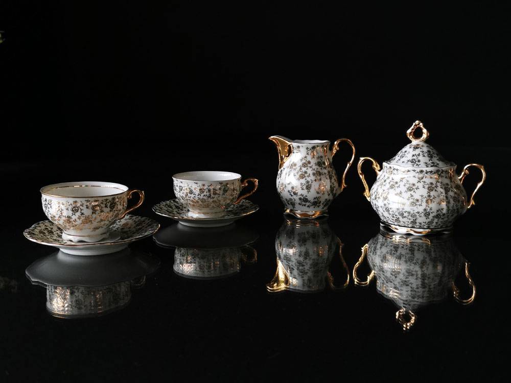 Mokkakopper med underkop, samt sukkerskål og flødekande