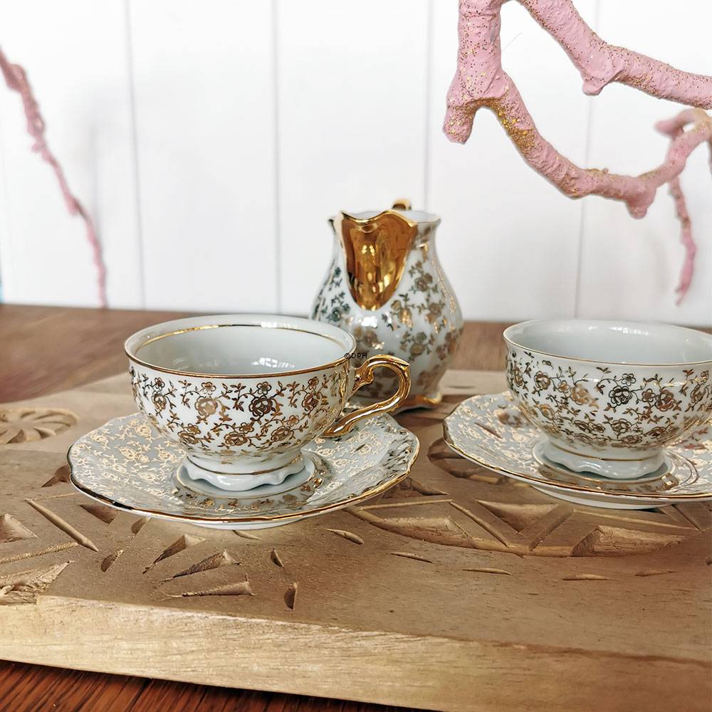 Mokkakopper med underkop, samt sukkerskål og flødekande