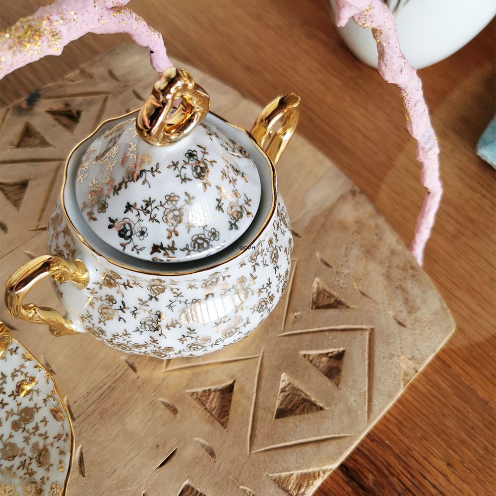 Mokkakopper med underkop, samt sukkerskål og flødekande