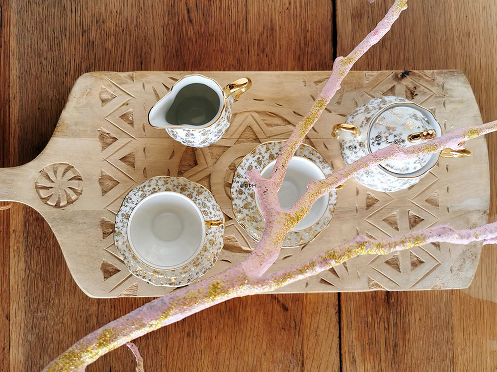 Mokkakopper med underkop, samt sukkerskål og flødekande