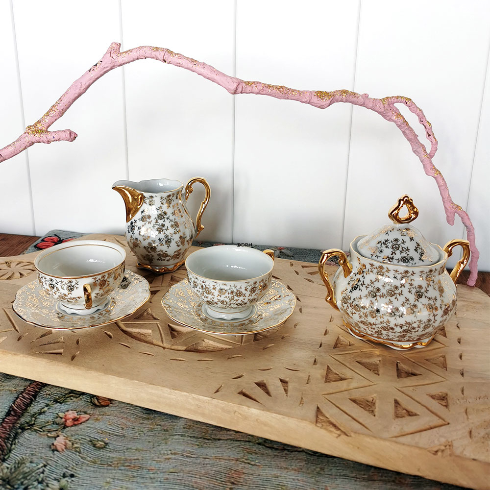 Mokkakopper med underkop, samt sukkerskål og flødekande