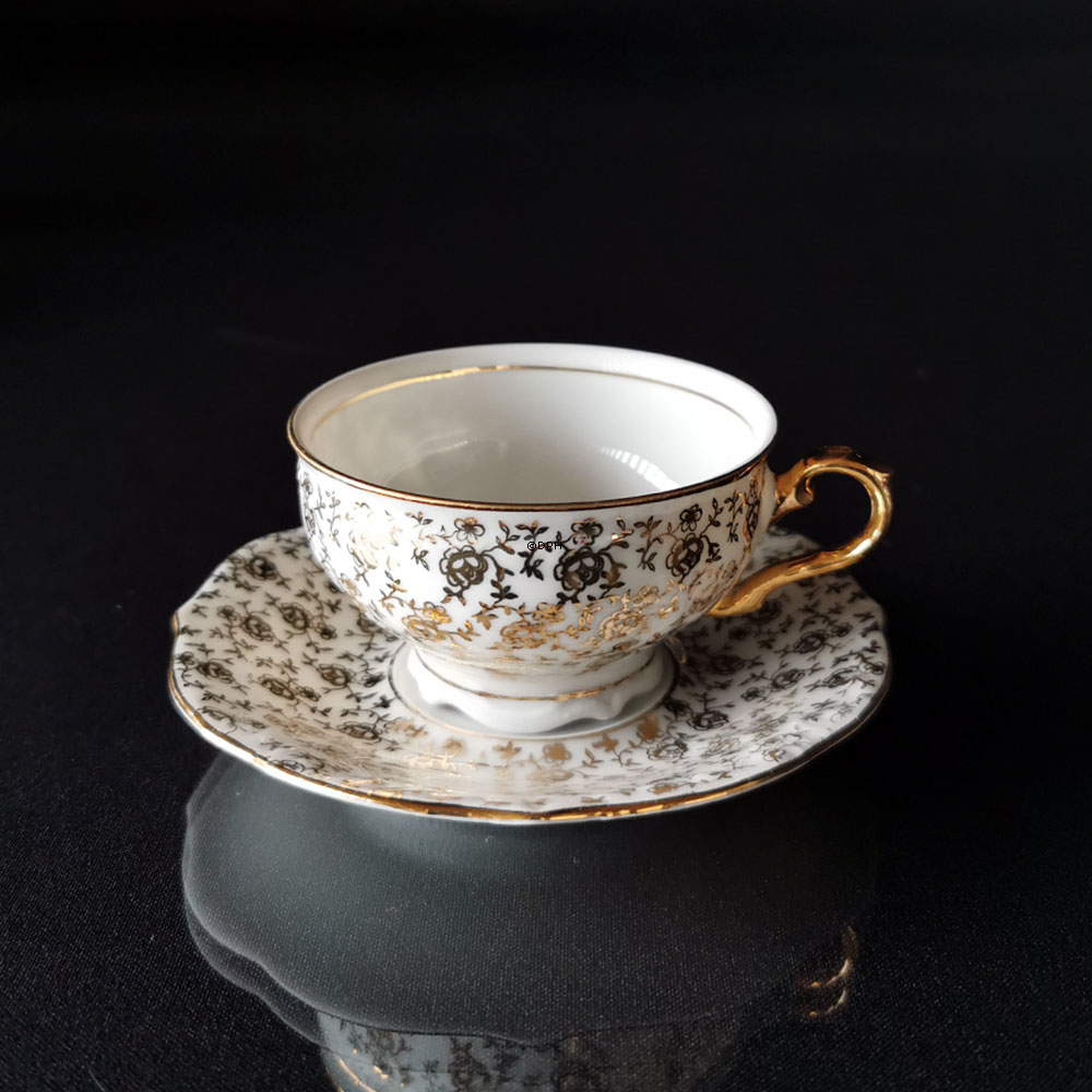 Mokkakopper med underkop, samt sukkerskål og flødekande