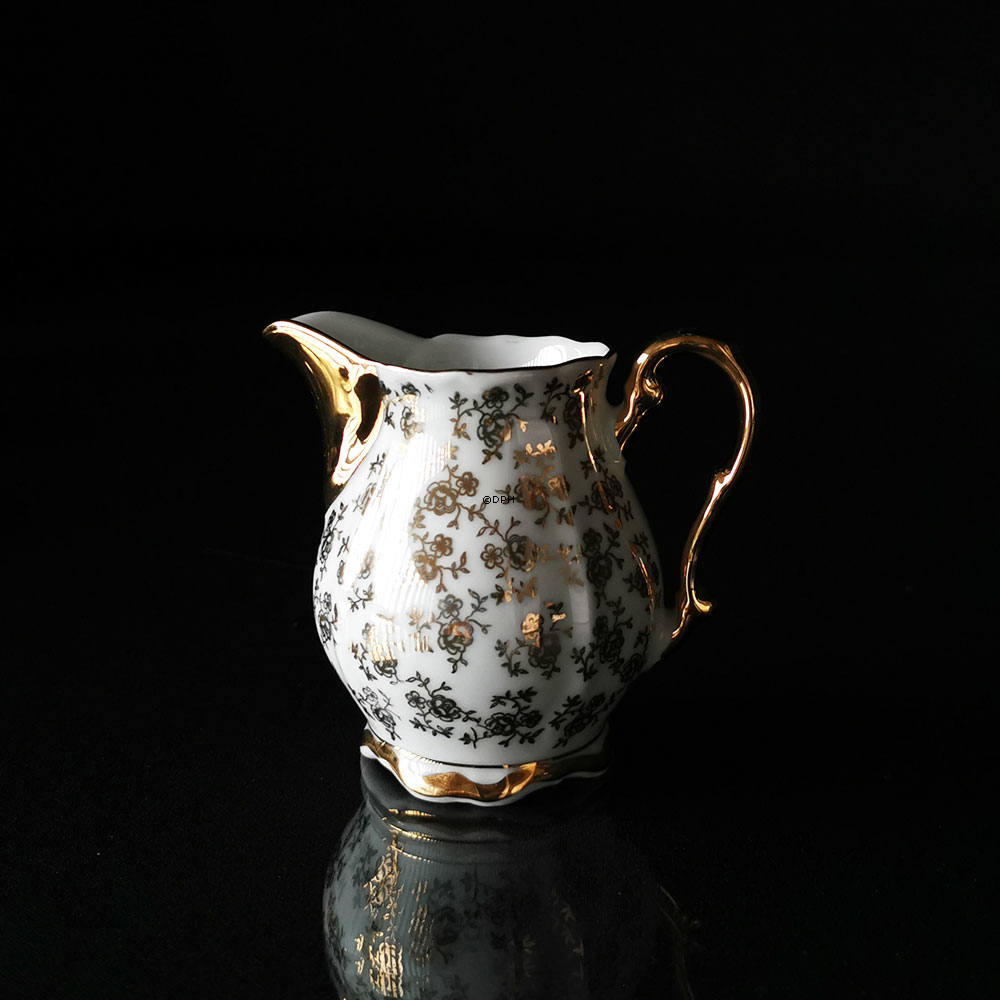 Mokkakopper med underkop, samt sukkerskål og flødekande