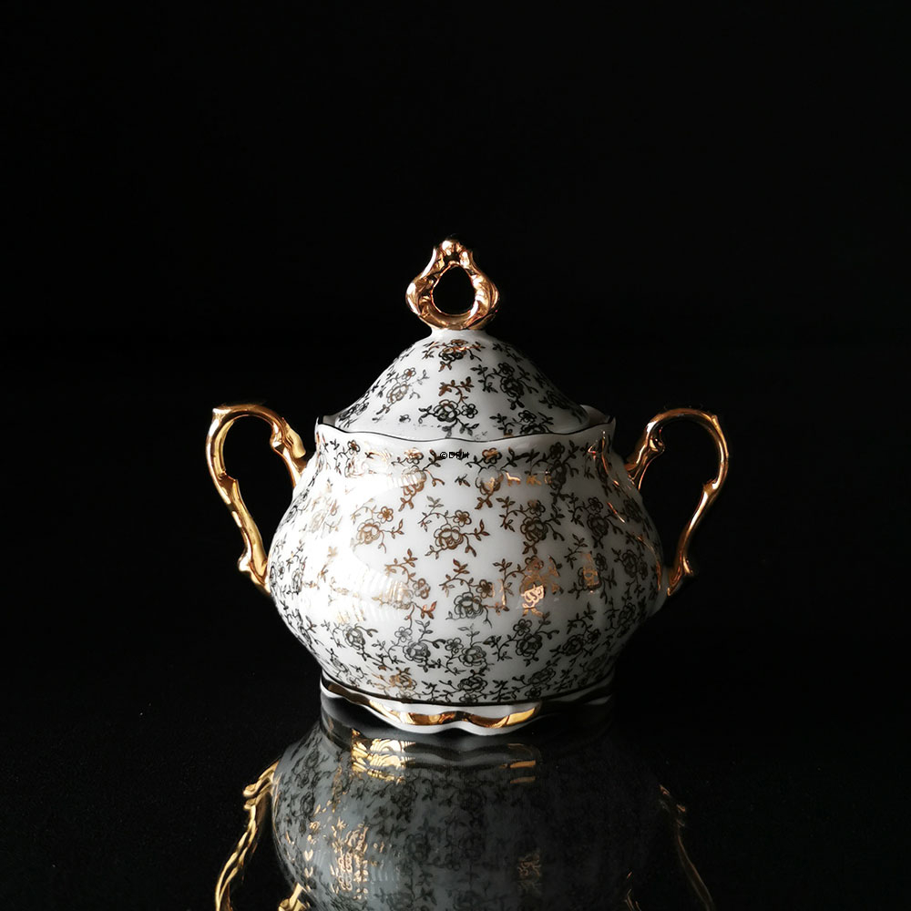 Mokkakopper med underkop, samt sukkerskål og flødekande