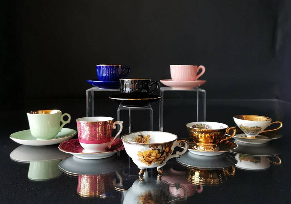 Mokkakopper med underkop, 7 forskellige (2 med skår)