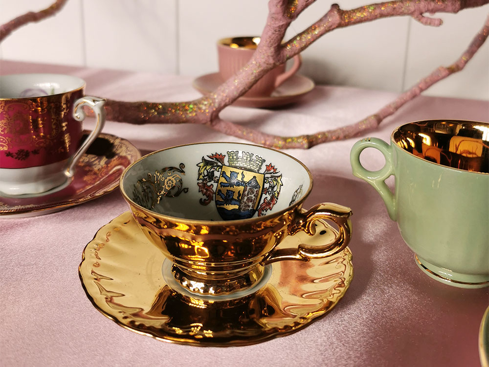 Mokkakopper med underkop, 7 forskellige (2 med skår)