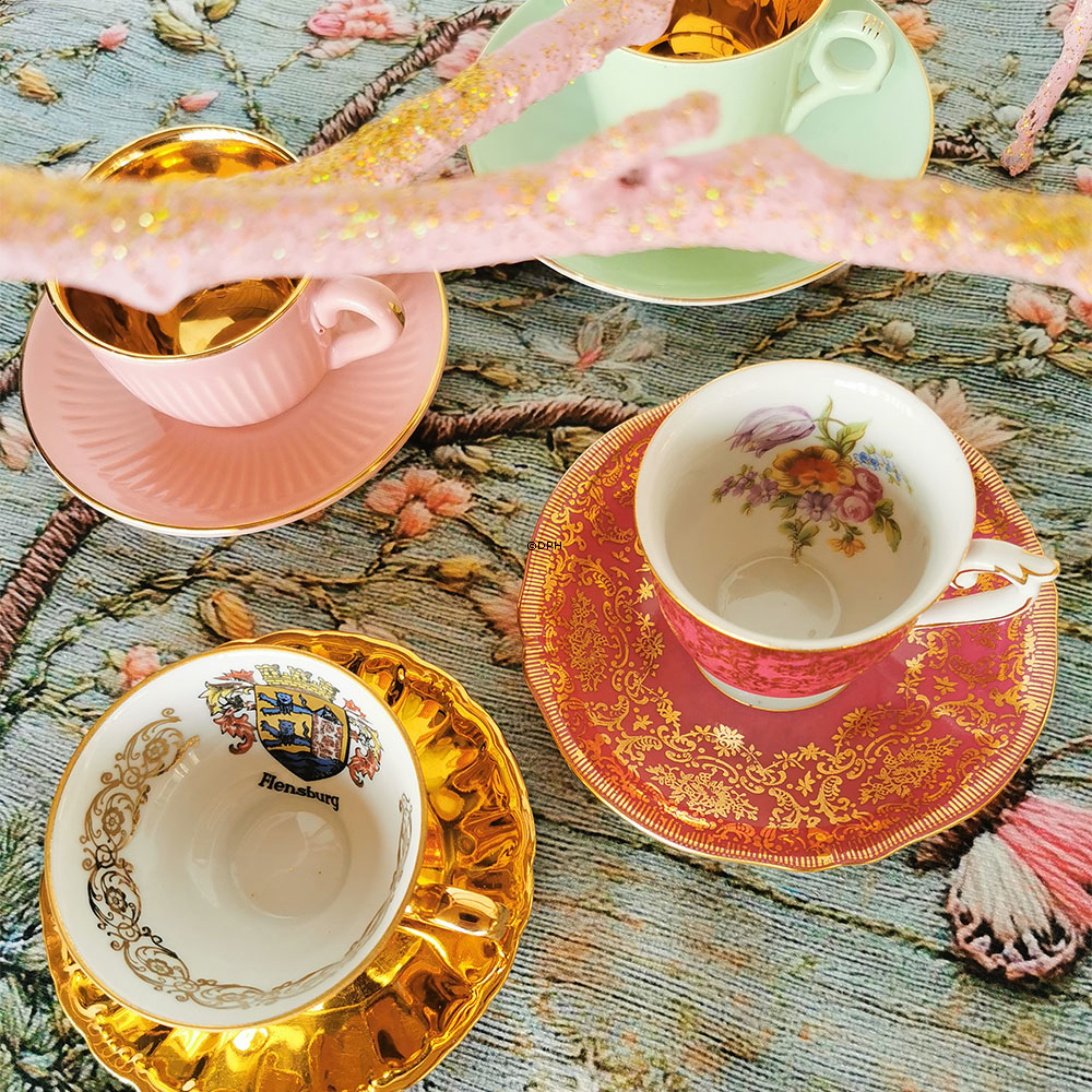 Mokkakopper med underkop, 7 forskellige (2 med skår)