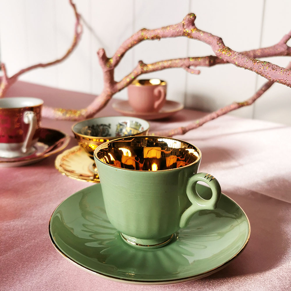 Mokkakopper med underkop, 7 forskellige (2 med skår)