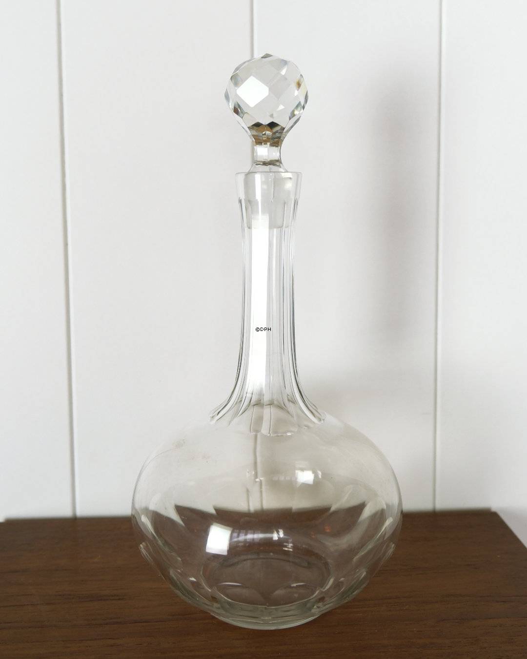 Karaffel i glas med slibninger på prop og fod