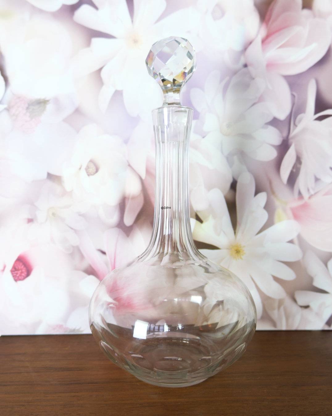 Karaffel i glas med slibninger på prop og fod