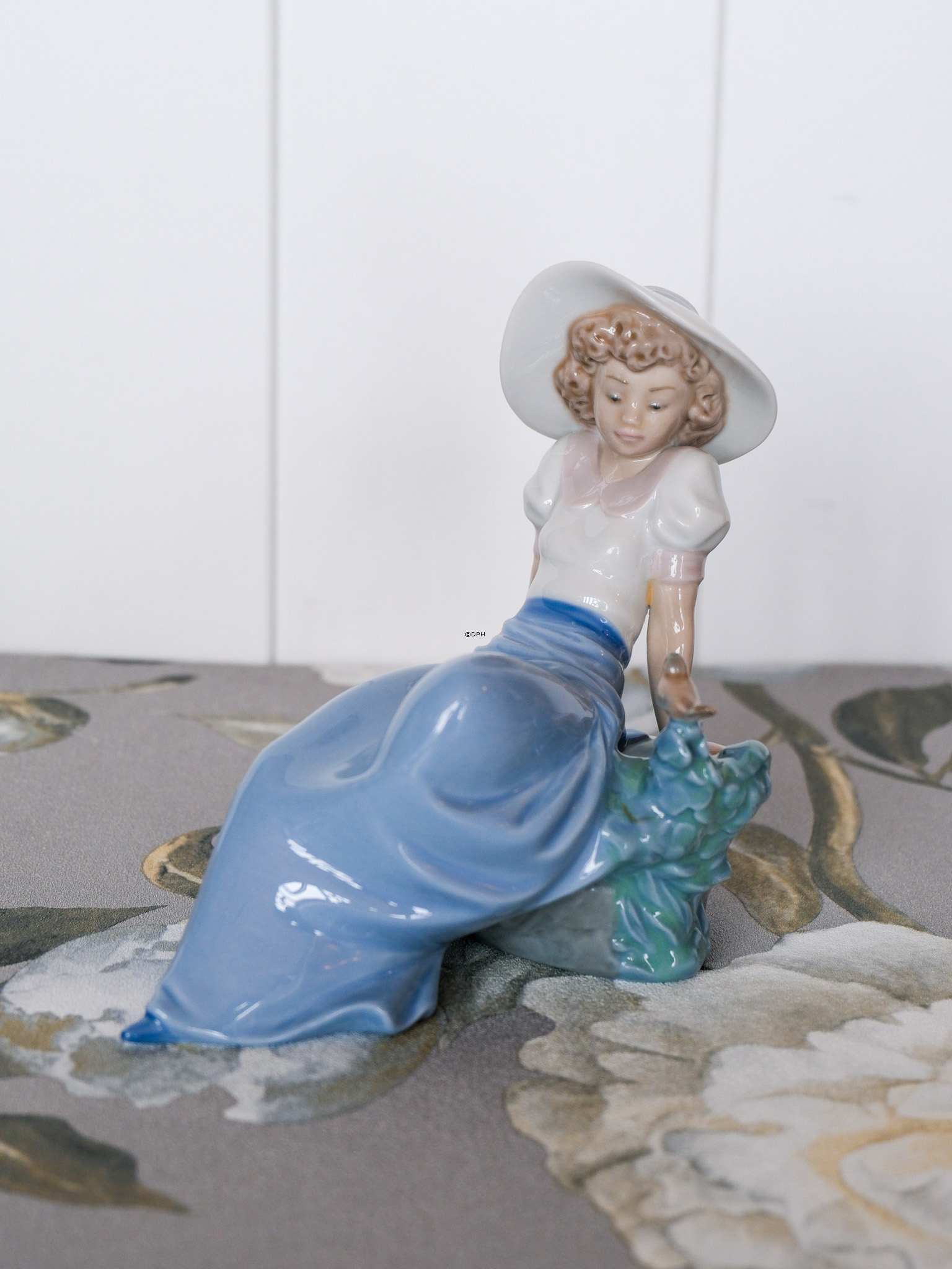 Lladro Nao figur nr. 1042, Pige med fugl
