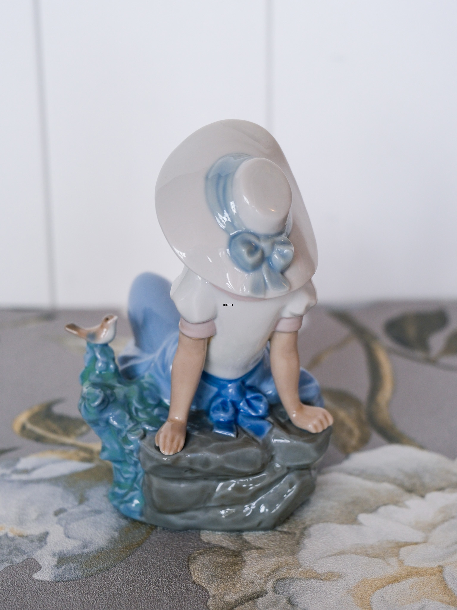 Lladro Nao figur nr. 1042, Pige med fugl