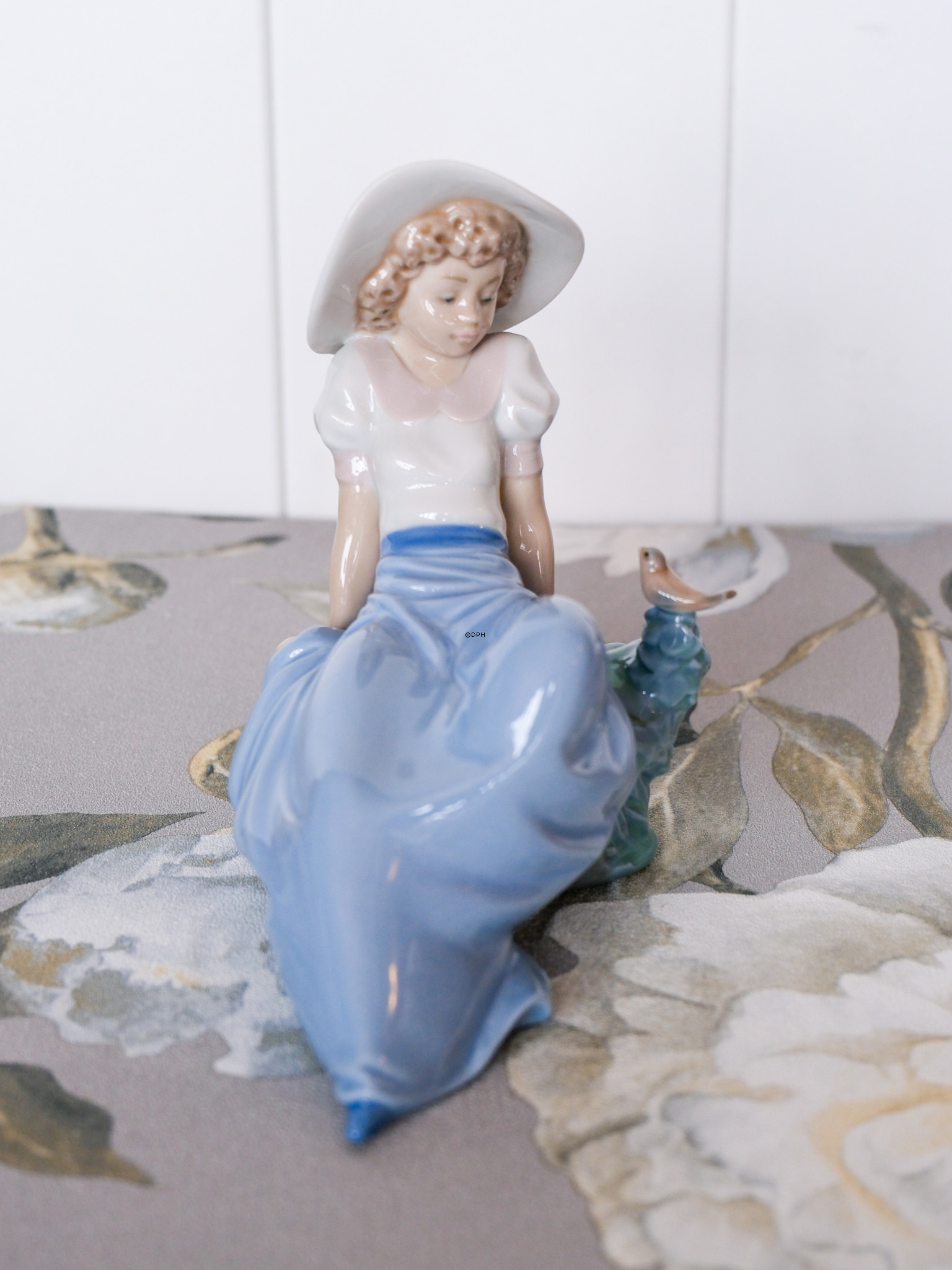 Lladro Nao figur nr. 1042, Pige med fugl
