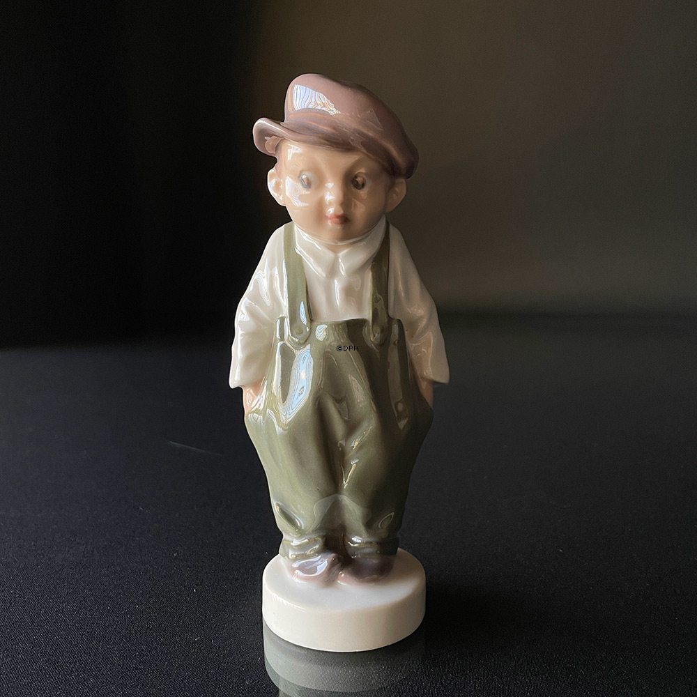 Dreng med smækbukser og kasket Dahl Jensen nr. 1040