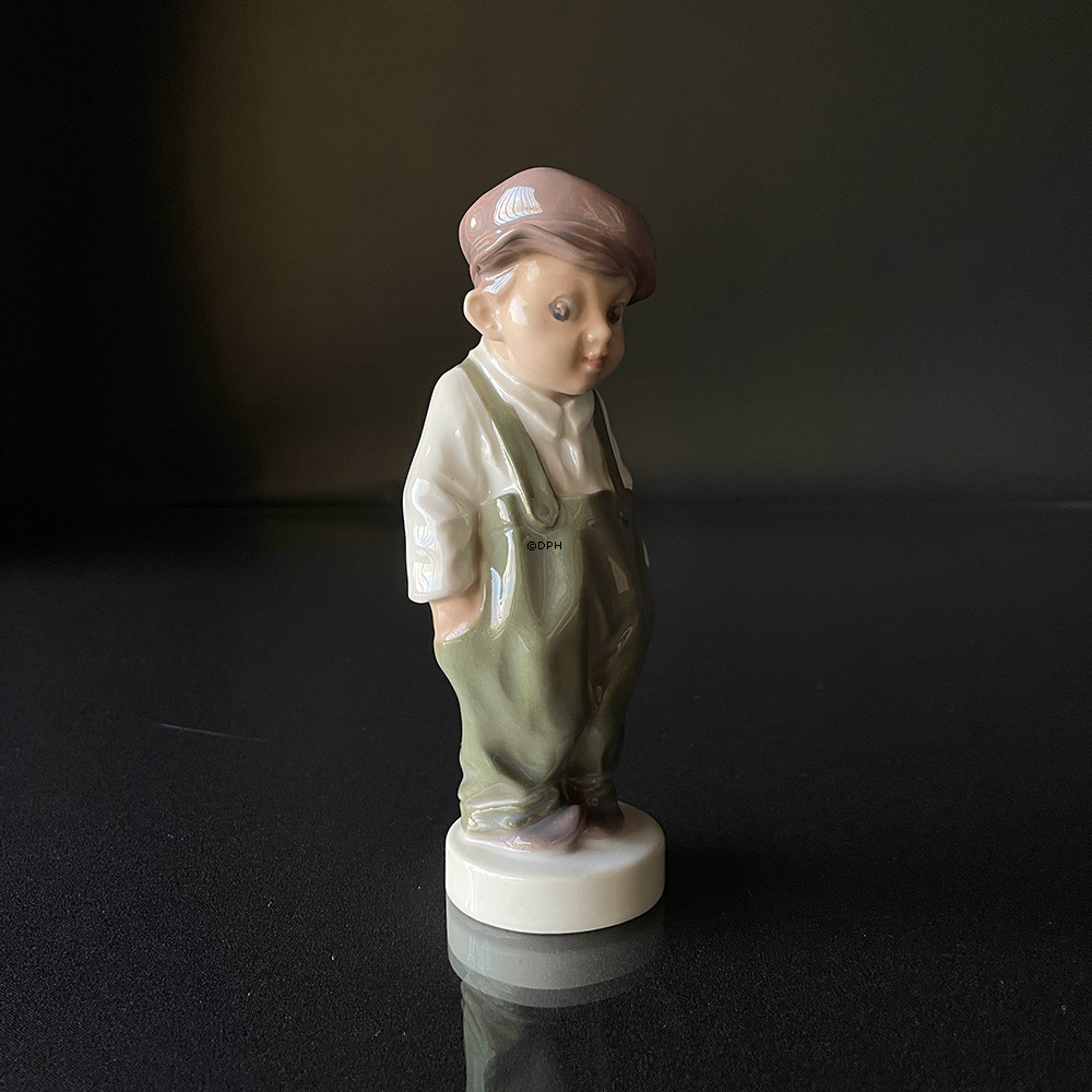 Dreng med smækbukser og kasket Dahl Jensen nr. 1040
