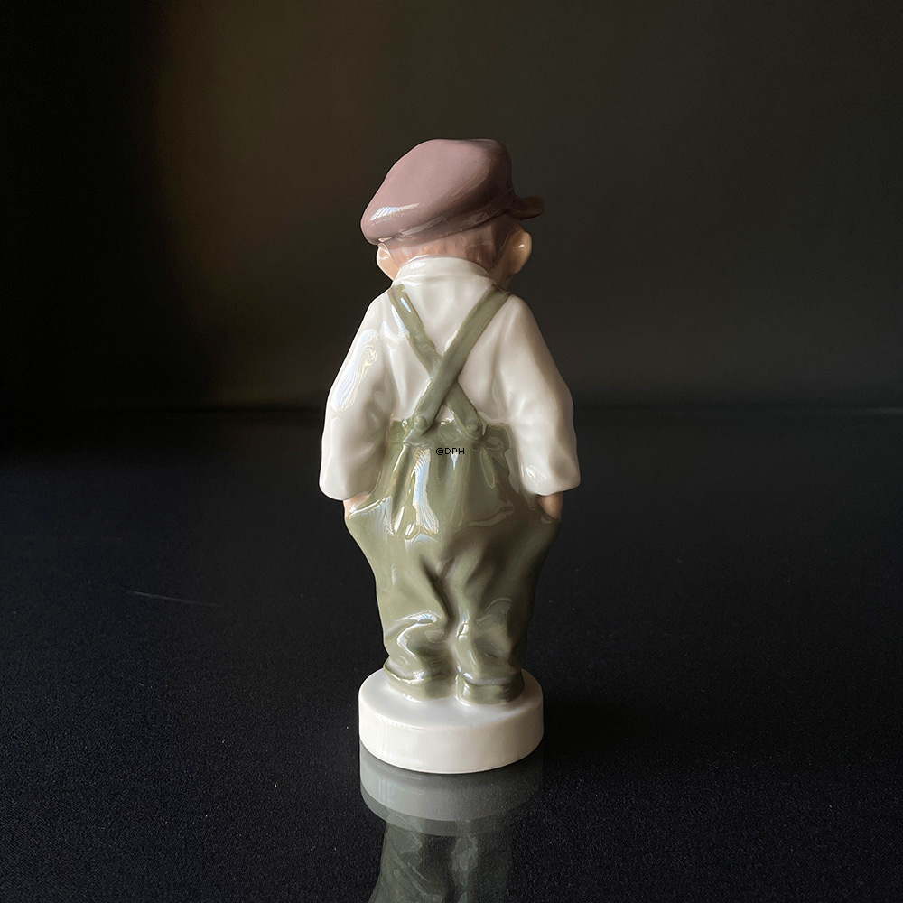 Dreng med smækbukser og kasket Dahl Jensen nr. 1040