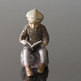 Junge sitzt und liest Figur Dahl Jensen, braune Farben Nr. 1096
