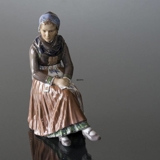 Kvinde siddende i Egnsdragt Dahl Jensen figur nr. 1110