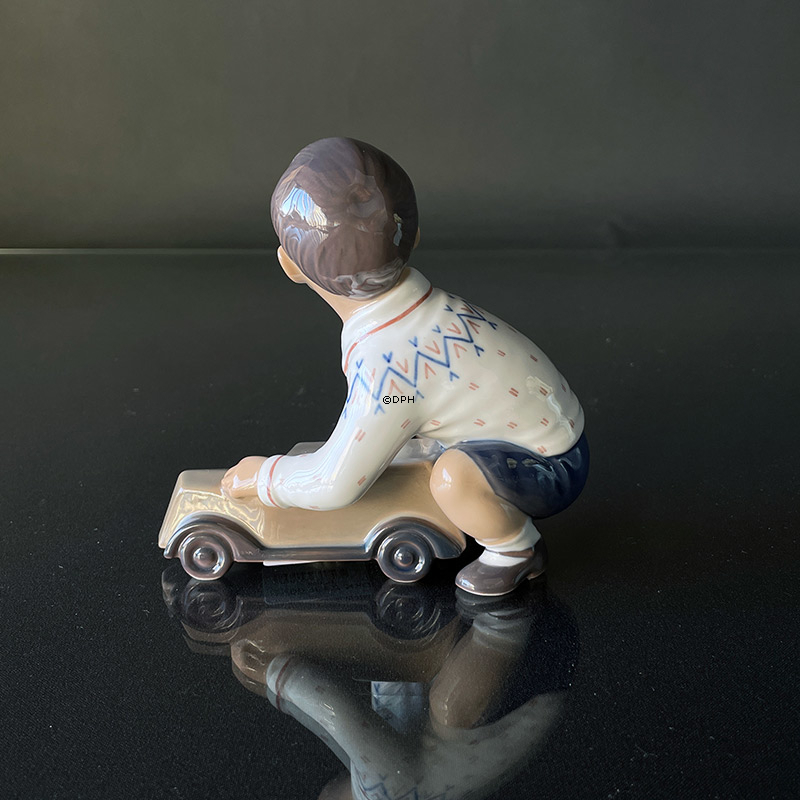 Dreng med bil, Dahl Jensen figur nr. 1166