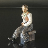 Amagerdreng siddende med pibe Dahl Jensen figur nr. 1300