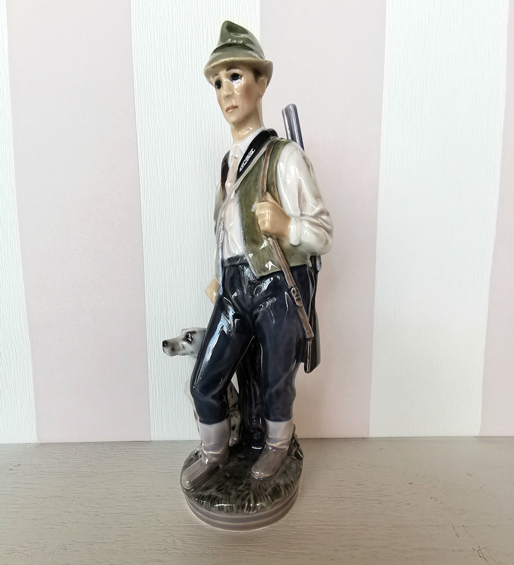 Dahl Jensen jæger figur nr. 1373, Mand med hund og jagtgevær