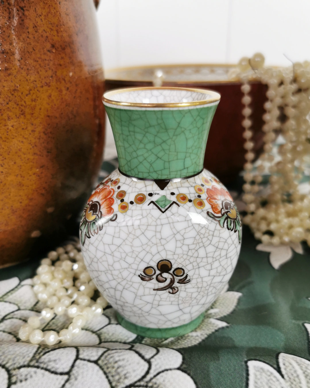 Vase, krakeleret med grøn kant og blomst