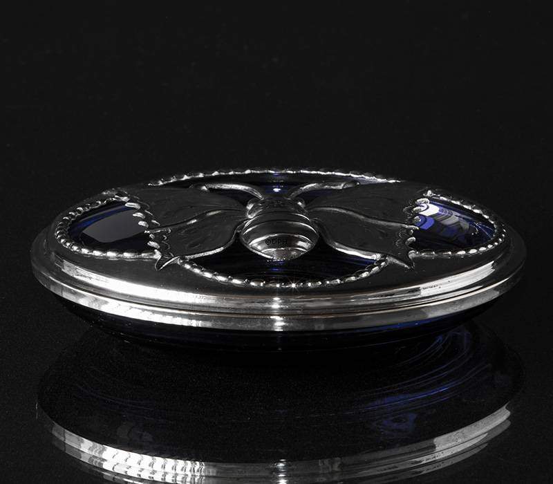 Blå glasskål med top af sølvplet med motiv af en sommerfugl