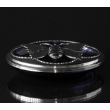 Blå glasskål med top af sølvplet med motiv af en sommerfugl