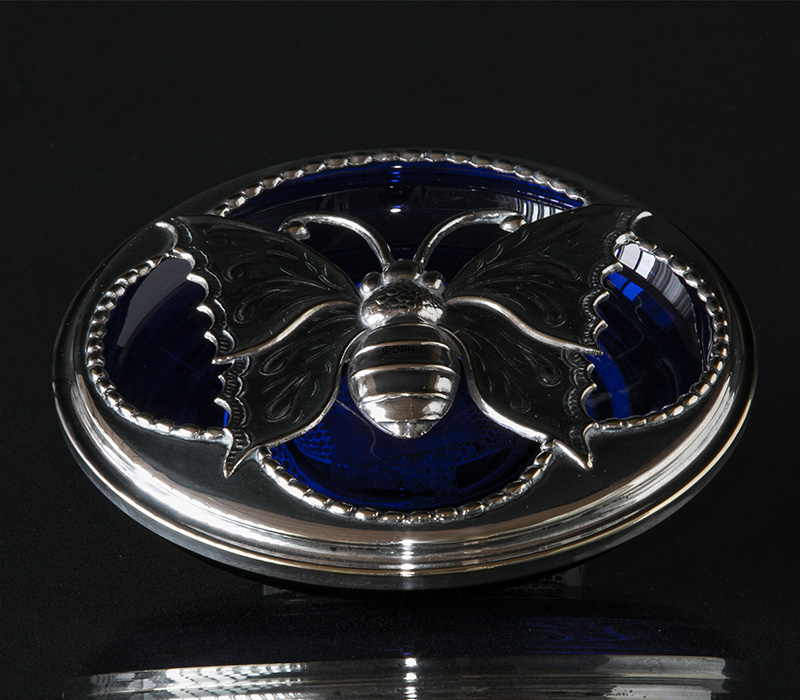 Blå glasskål med top af sølvplet med motiv af en sommerfugl