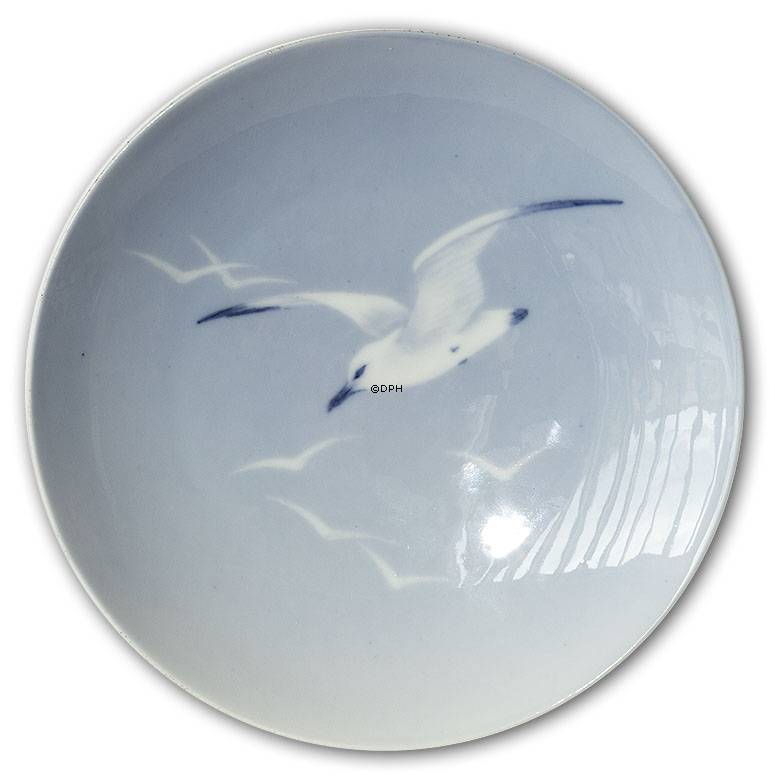 Skål/ platte med huller til ophæng, dekoreret med måger, Royal Copenhagen Art Noveau (1894-1900)