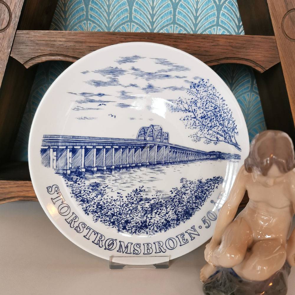 Platte med Storstrømsbroen 50 år, Svane Porcelæn
