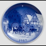 Twelve by the Mail-Coach - 1982 Desiree Hans Christian Andersen Christmas plate