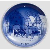 Twelve by the Mail-Coach - 1982 Desiree Hans Christian Andersen Christmas plate