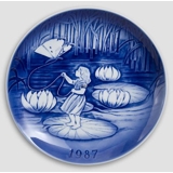 Thumbelina - 1987 Desiree Hans Christian Andersen Christmas plate, cake plate