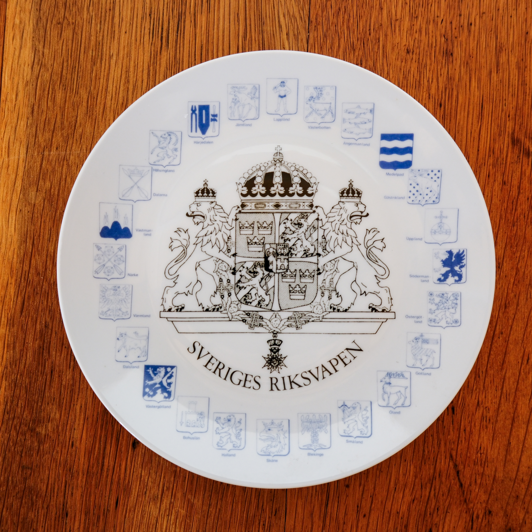 Elgporslin svensk mindeplatte Sveriges Riksvapen
