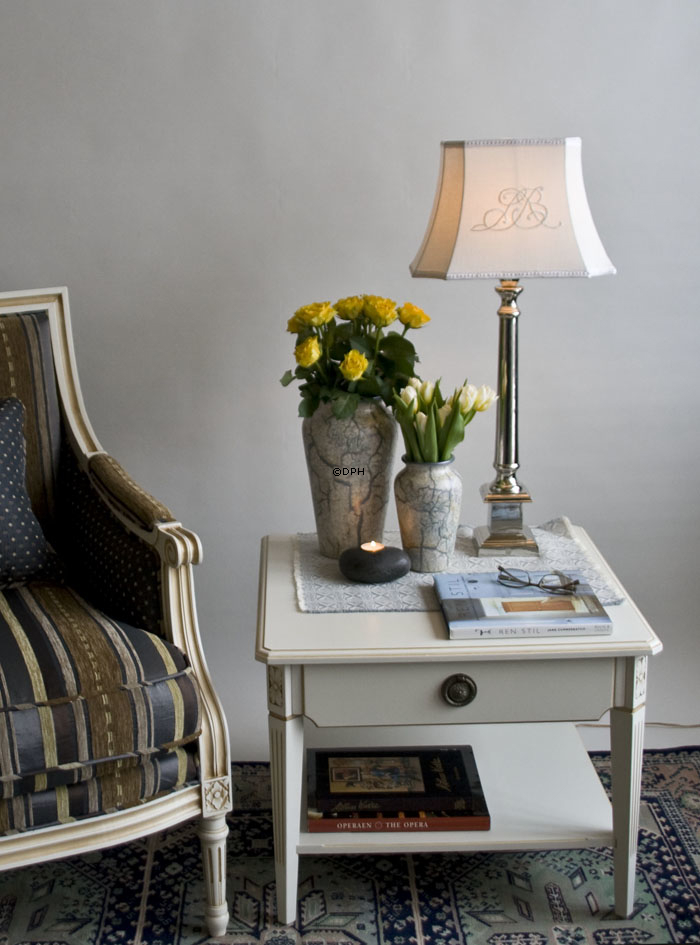 Firkantet hvidt bord med skuffe, 60x60x47cm (udstillingsmodel)