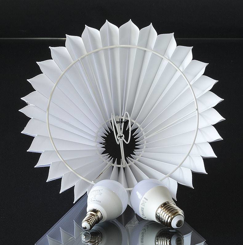 Plissé lampeskærm i off white chintz stof, sidelængde 15cm